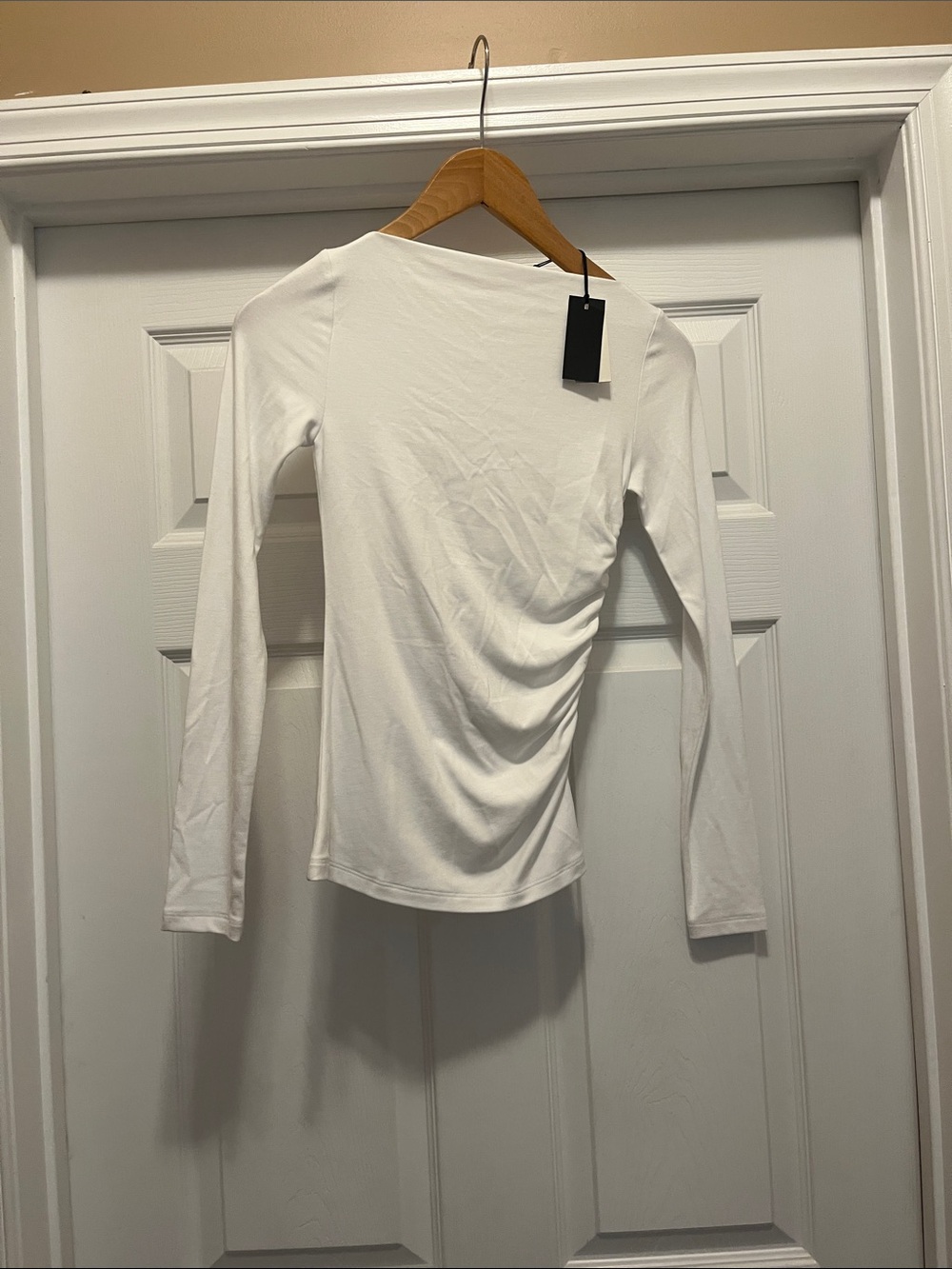 NWT Aritzia Babylon Women’s White Long-Sleeve Twist ruched Top